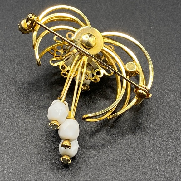 Vintage White Milk Glass Gold Tone Floral Spray Brooch Pin Circa 1960's - Picture 4 of 7